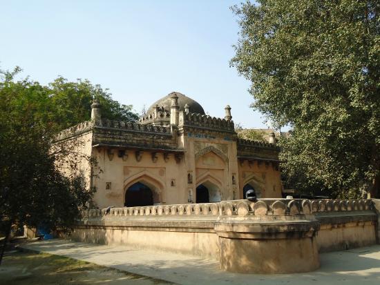Moschea Nilli Masjid